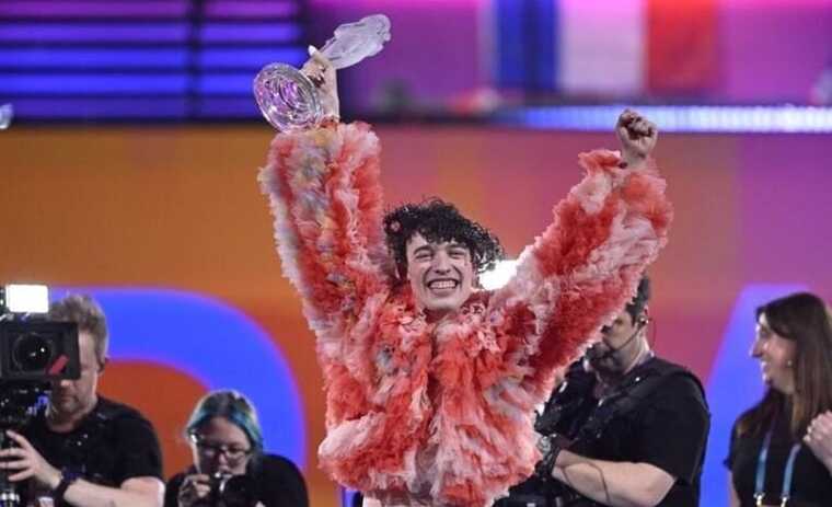 У победителей Евровидения-2024 забрали хрустальный микрофон