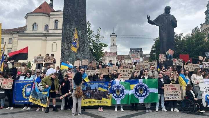 Во Львове провели акцию ко второй годовщине плена защитников «Азовстали»