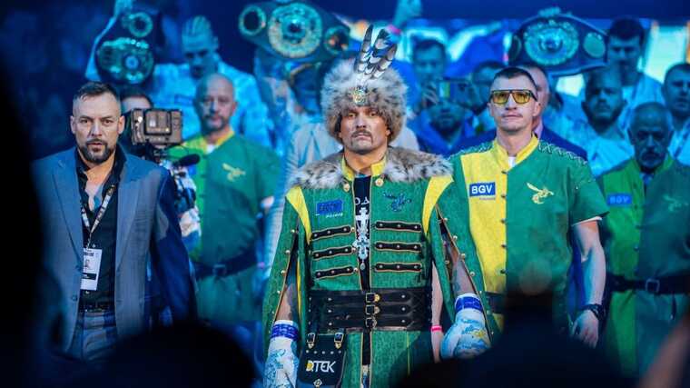 Як пройшов двобій Усик–Ф’юрі: Усик у козацькому вбранні, цирк від Тайсона та нокдаун