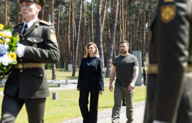 Чета Зеленских почтила память жертв политических репрессий в Быковне