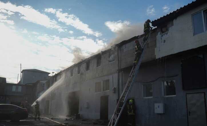 В Киеве горела СТО: в ГСЧС показали фото ликвидации пожара