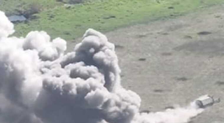 Ворожий танк-сарай спробував з розгону проскочити мінне поле: у Мережі показали відео