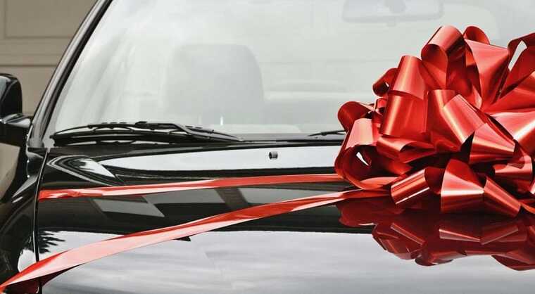 У Новомосковську прокурор отримав від матері у подарунок Toyota RAV4