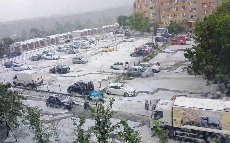У Польщі пронеслася потужна буря з градом