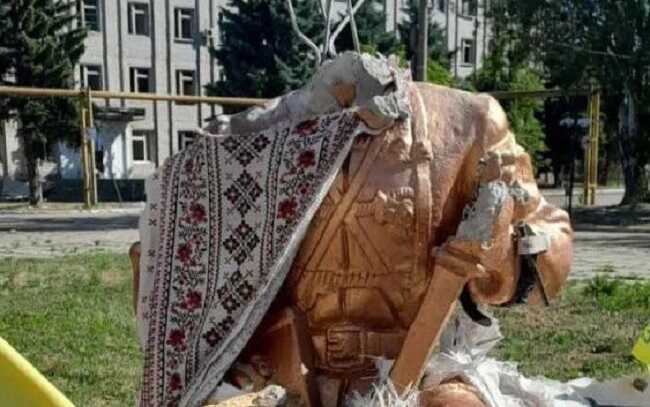 ВС РФ разрушили памятник Нестору Махно, который был символом Гуляйполя