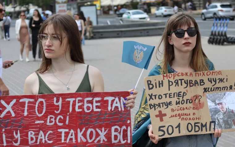 У Києві влаштували акцію в День морпіхів, щоб нагадати про захисників Маріуполя