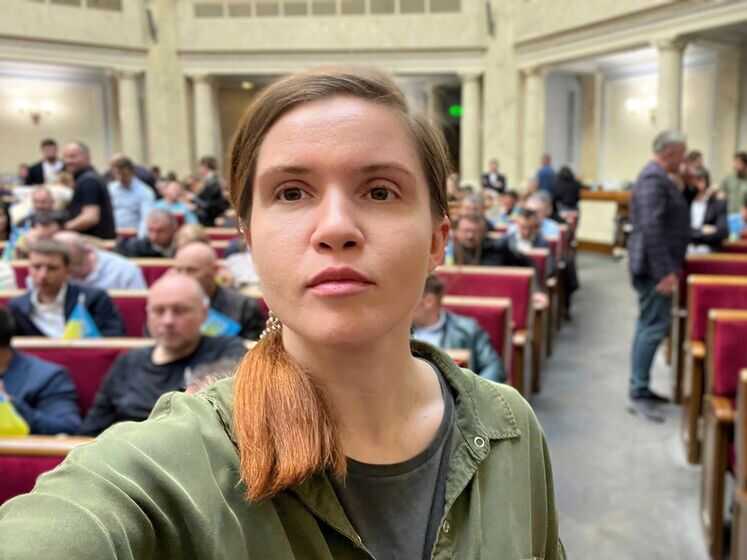 Нардеп Безуглая продолжает критиковать главкома ВСУ Сырского