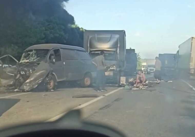 У РФ на Бєлгородщині тягач із танком-мангалом врізався у фуру