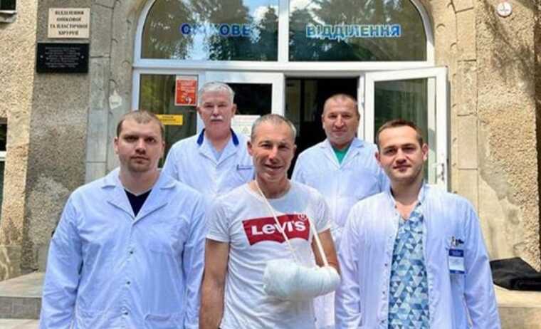 На Закарпатті лікарі пришили 52-річному чоловіку кисть руки, що була відрізана циркуляркою