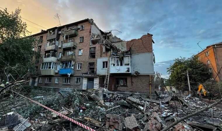У Харкові під завалами зруйнованої окупантами багатоповерхівки можуть перебувати люди