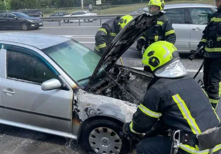 В Киеве во время движения загорелась легковушка