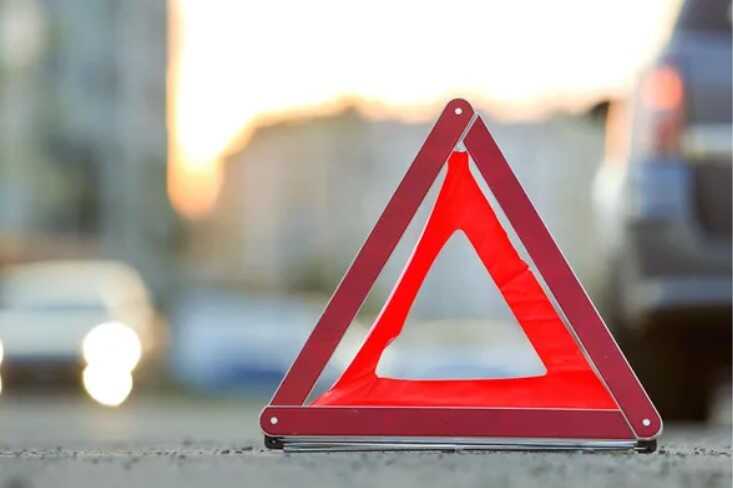 ДТП у Києві: зіткнулися два легковики, одна з машин «вилетіла» на зелену зону