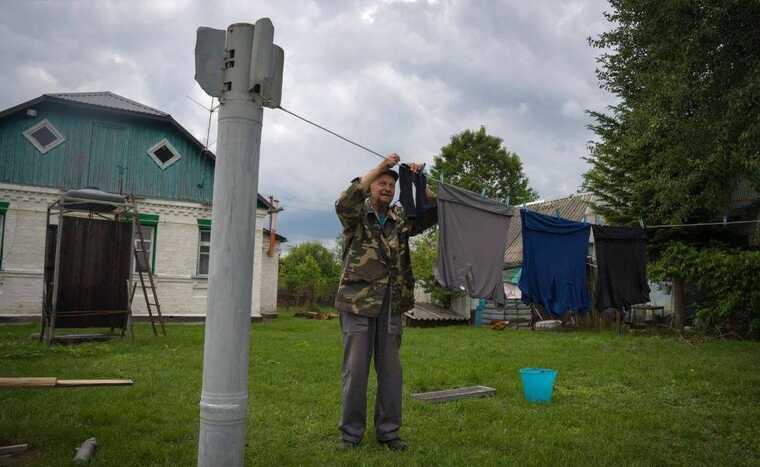 На Київщині місцеві жителі сушать білизну на уламках ракети