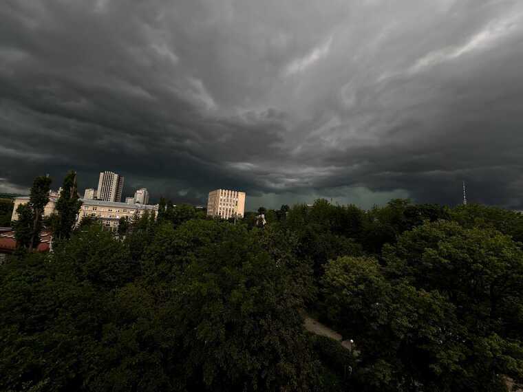 Київ накрив дощ із градом