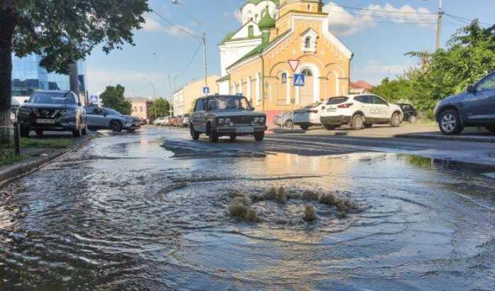 В Днепровском районе Киева произошел прорыв трубопровода