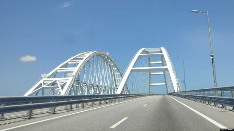 Уздовж Кримського мосту окупанти встановили 10 бонових загороджень, – ЗМІ