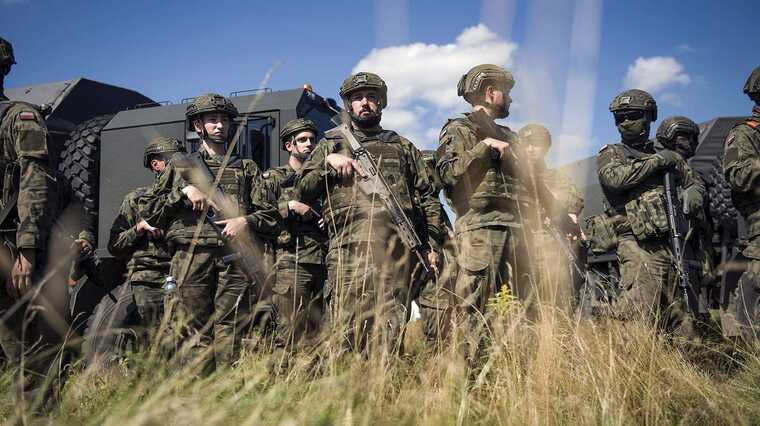 100 опытных десантников прибыли на польско-белорусскую границу