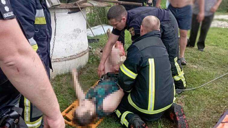 На Львівщині жінка впала у 15-метрову криницю: її шпиталізували