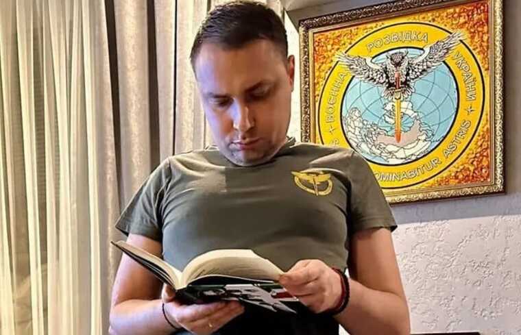 Глава ГУР показав книги, які придбав на "Книжковому арсеналі"