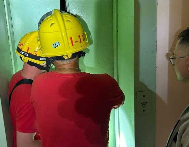 У Києві рятувальники допомогли жінці з 6-місячним немовлям, які застрягли у ліфті