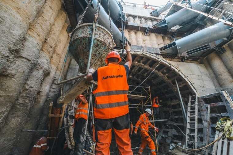 Ремонт "синьої" гілки в київському метро: аварійну ділянку розібрали та почали зміцнювати бетоном