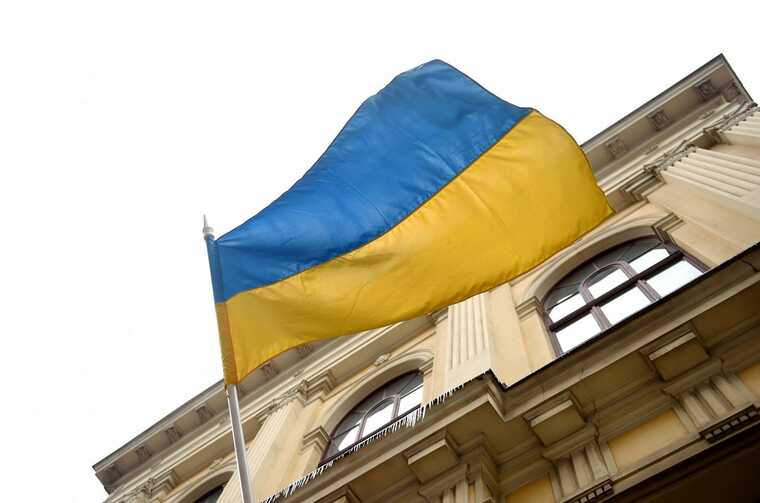 У Ризі п’яні туристи зірвали і викинули прапор України