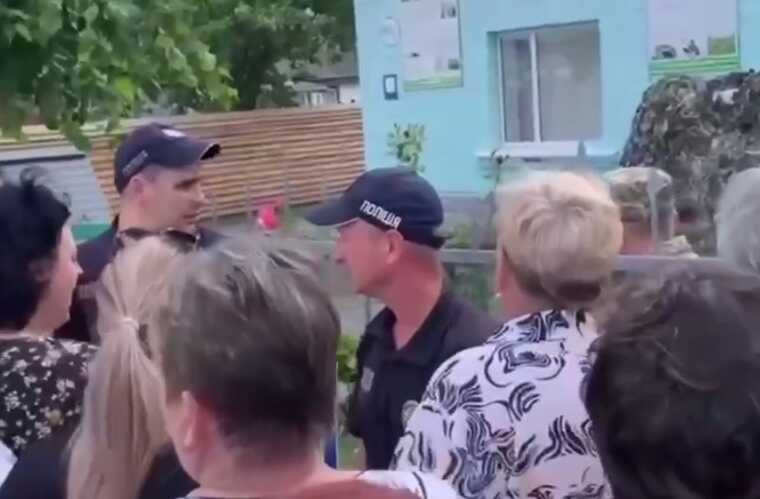 На Житомирщині біля ТЦК, у якому загинув мобілізований, зібрався мітинг