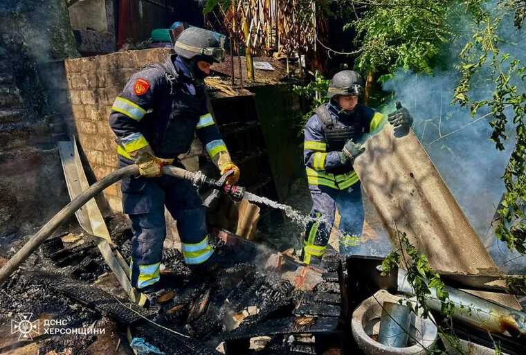 The occupiers shelled Kherson again: a store and residential buildings were destroyed