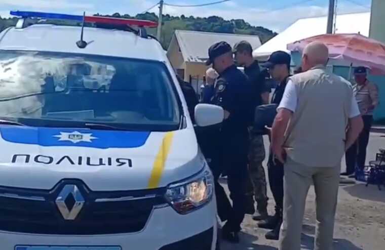 У Тернополі поліцейські затримали чоловіка та «пакували» його в автівку