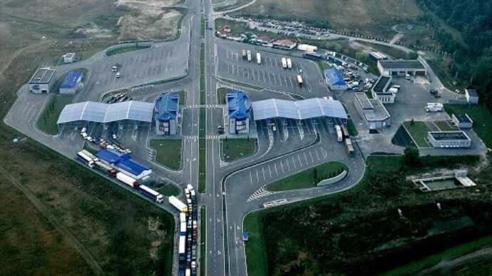 Polish farmers lifted the blockade at the Rava-Ruska  Hrebenne checkpoint at night,  State Customs Service
