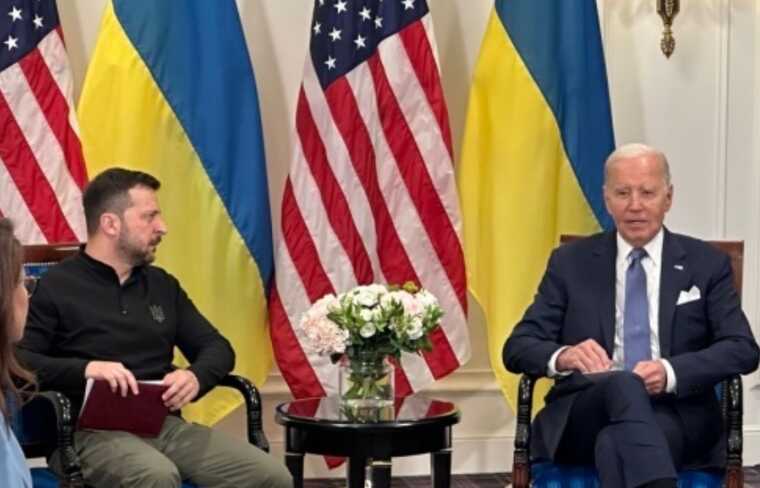Байден перепросив Зеленського та українців за зволікання з постачанням зброї