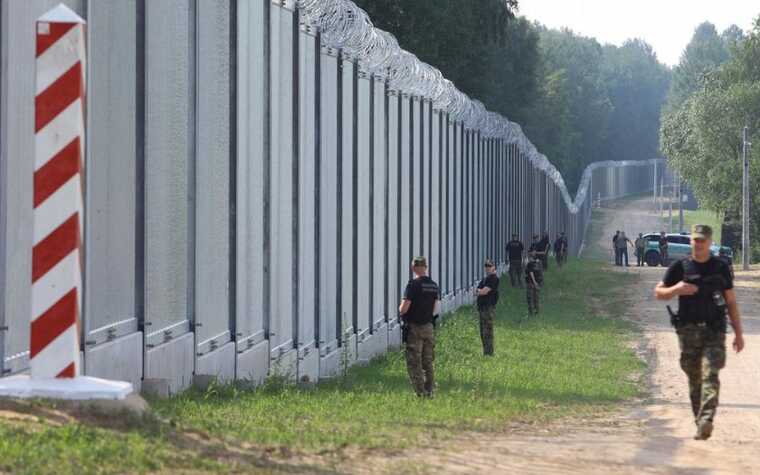 У Польщі наказали поліцейським, які чергують біля кордону з Білоруссю, носити вогнепальну зброю