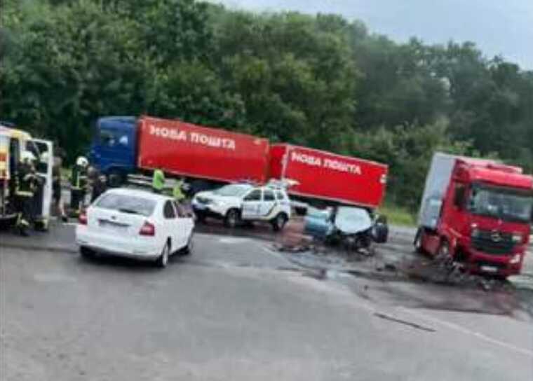 ДТП на Львівщині: зіткнулися вантажівка та легкова автівка, є загибла