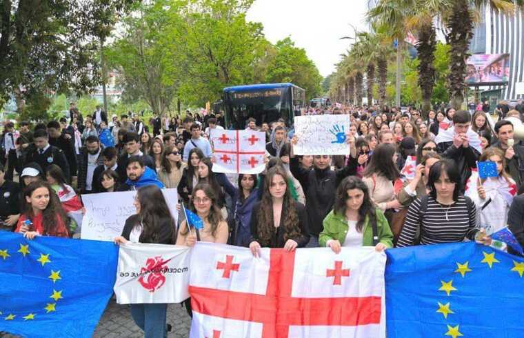 У Грузії через бойкот студентів прем’єру довелося йти на лекцію через чорний хід