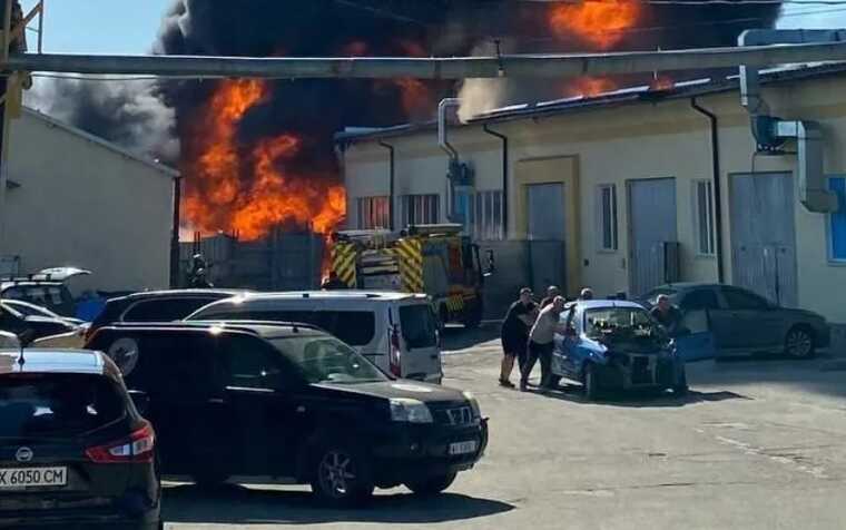 Масштабна пожежа у Харкові: вогонь перекинувся на СТО