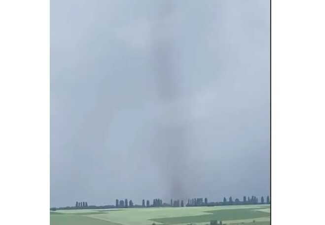 На Київщині помітили величезний смерч
