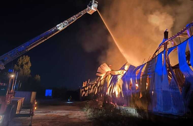 Под Броварами произошел масштабный пожар: горел склад на несколько тысяч «квадратов»