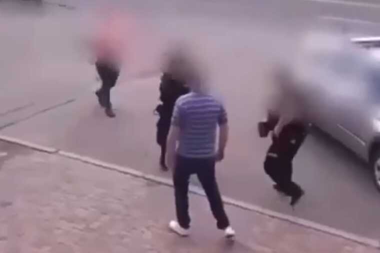 У Києві напівголий чоловік нокаутував патрульного та стрибав на службовому авто