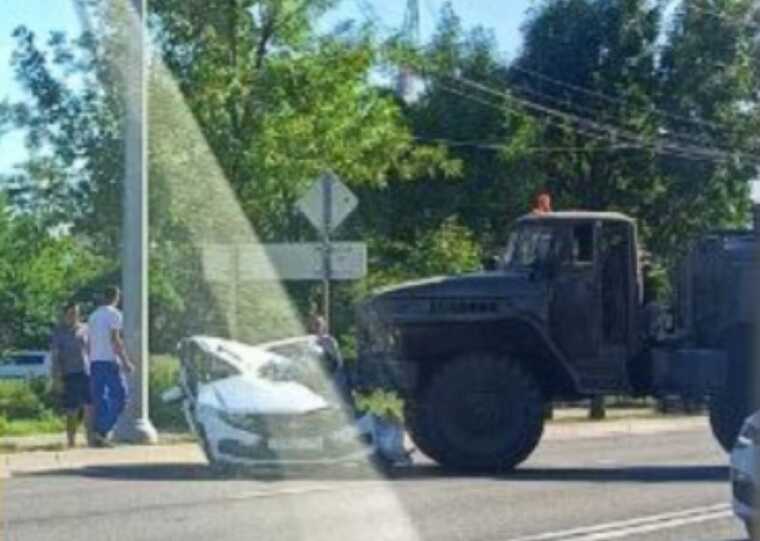 В окупованому Маріуполі паливозаправник окупантів розчавив цивільний автомобіль: водій загинув