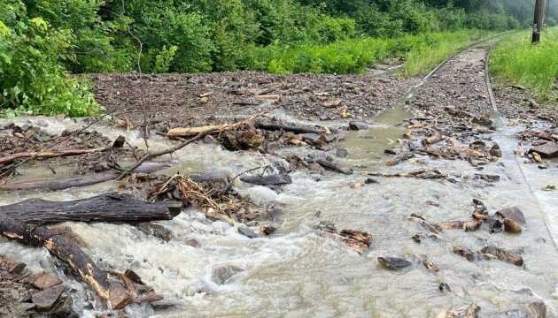 На Закарпатті на залізничну колію зійшов селевий потік