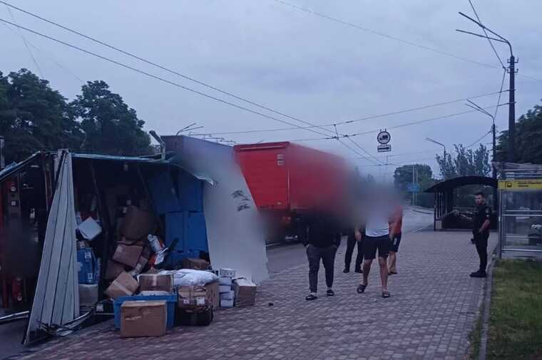 У Києві перекинулася вантажівка «Нової пошти»: утворився затор