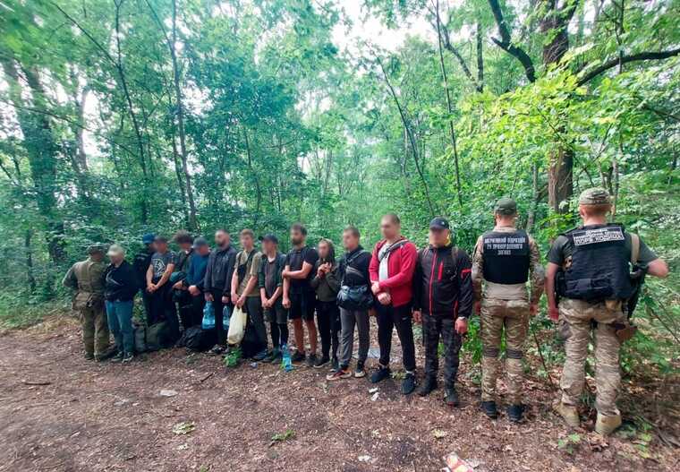 Прикордонники затримали 13 чоловіків при спробі нелегального перетину кордону