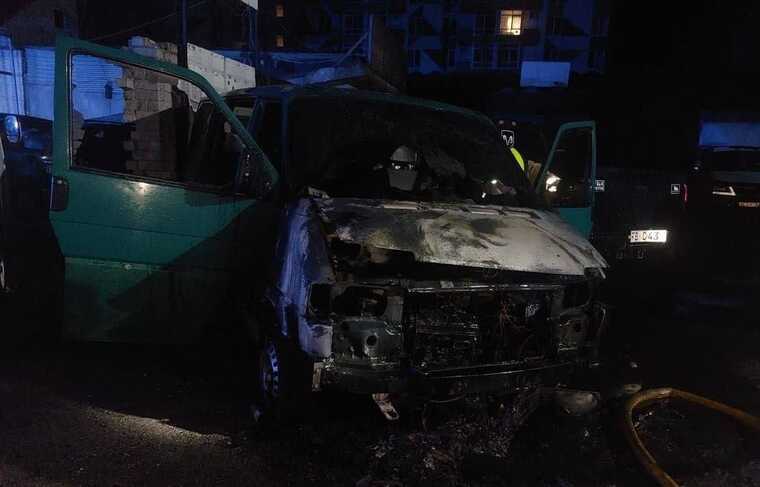 У Дніпрі підпалили мікроавтобус військових: на місці знайшли пляшки від бензину