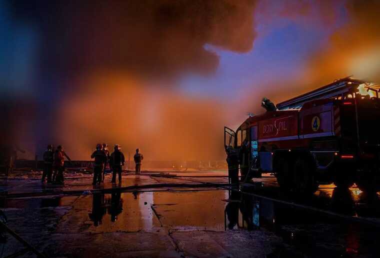 На Київщині майже 250 рятувальників продовжують гасити пожежу після обстрілу окупантів