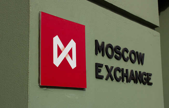 На тлі запровадження санкцій США акції Мосбіржі відкрилися зниженням до 15%