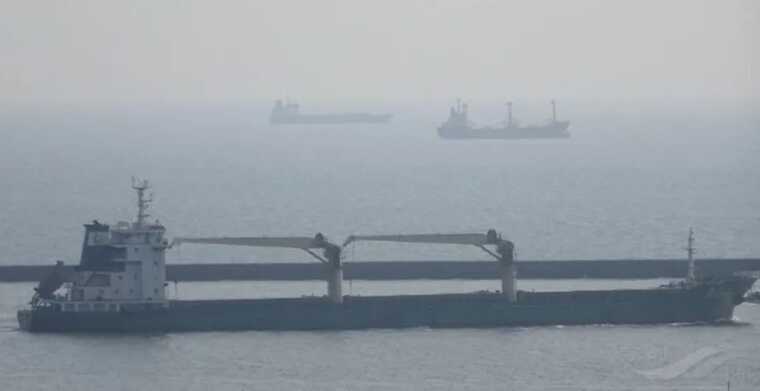 Хуситы в Аденском заливе атаковали украинское судно: вспыхнул пожар, пострадал моряк