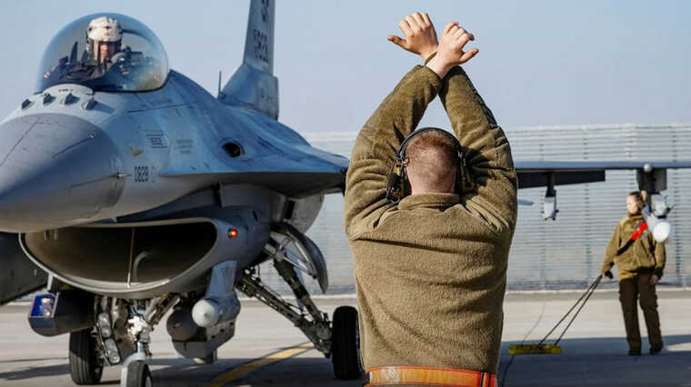 Politico: Україна та Захід «сперечаються» через підготовку пілотів F-16