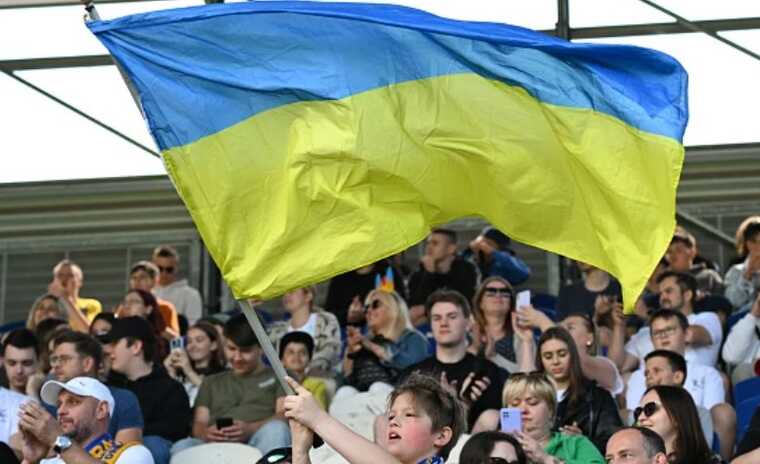 На матчі Румунії та України заборонили приносити російські прапори