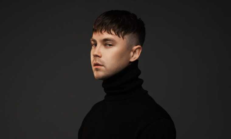 Артем Пивоваров расплакался прямо на сцене из-за маленькой девочки из Мариуполя