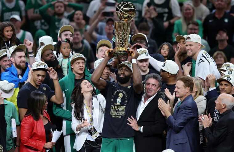 Украинский баскетболист стал чемпионом НБА